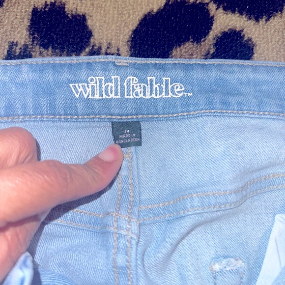 Light Skinned Jeans - Picture 2 of 6